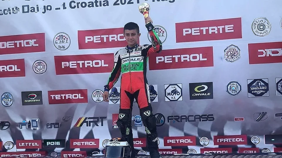 Matteo Masili sul podio con il trofeo in Croazia